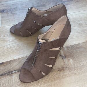 NWOT Aerosoles Heelrest Zip-Up Heels